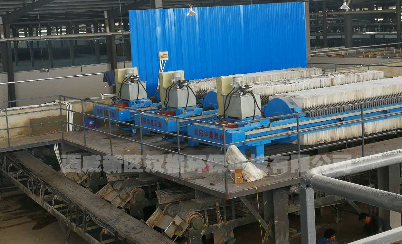 水洗高嶺土生產(chǎn)中全自動廂式壓濾機的應用