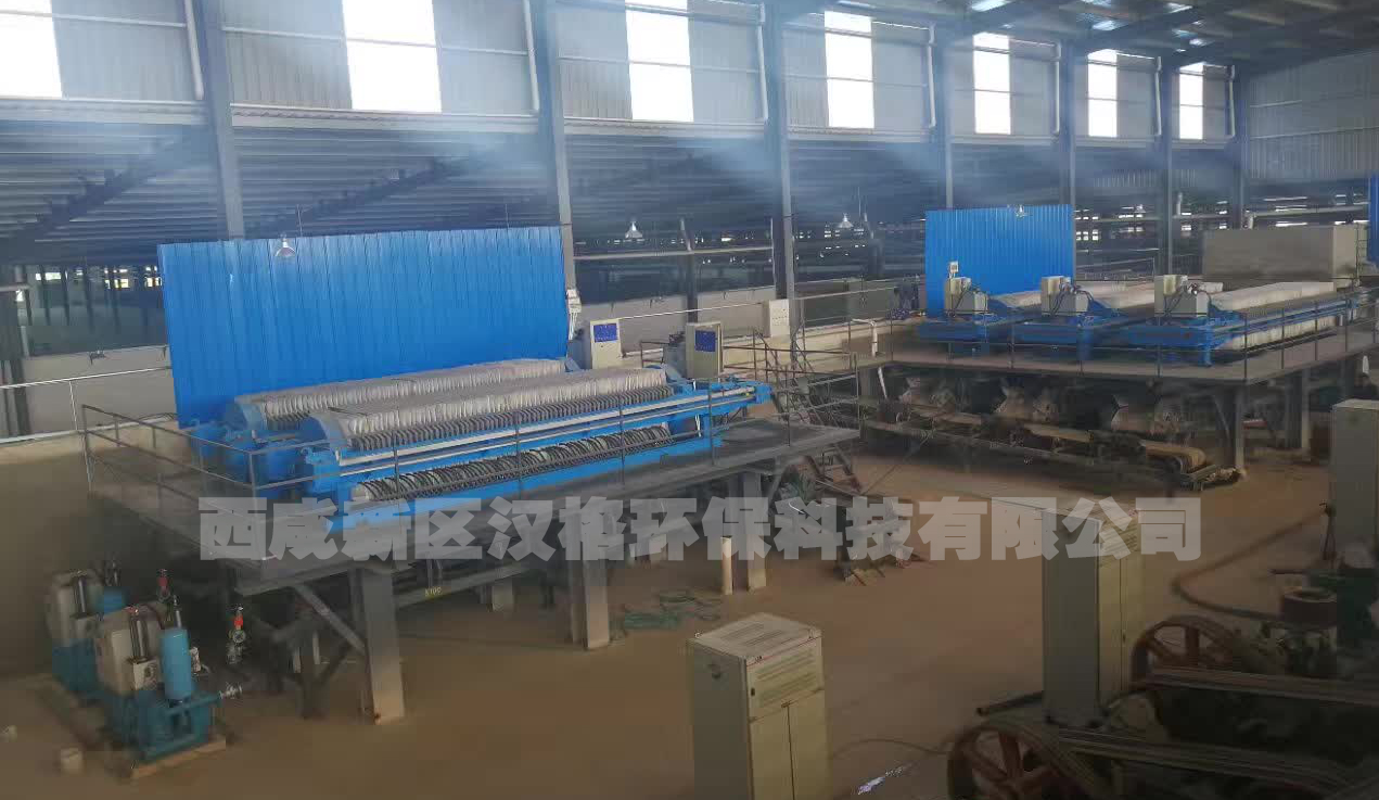 水洗高嶺土生產(chǎn)中全自動廂式壓濾機的應用